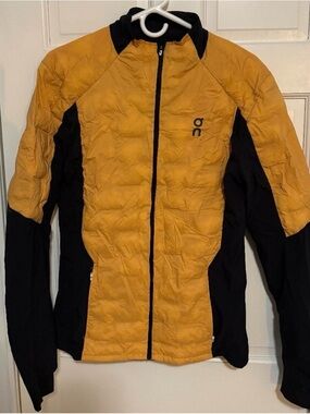 On cloud on Running Yellow and Black Performance Insulated Jacket men’s large
